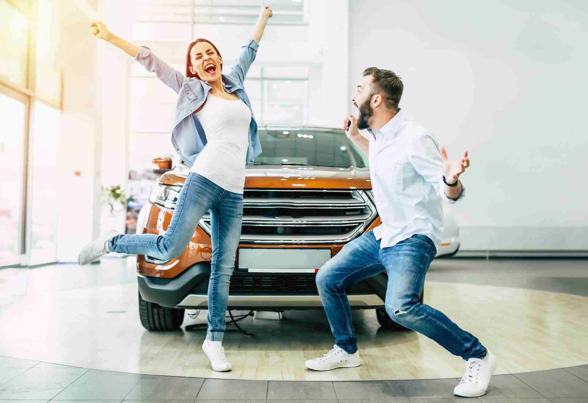 Casal feliz com carro