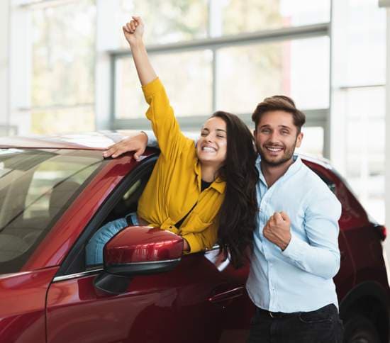 Casal feliz com carro